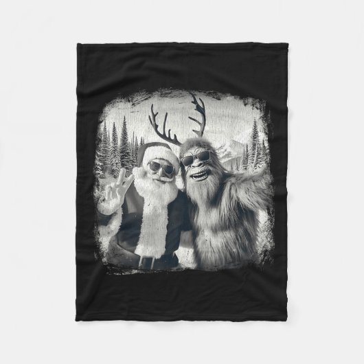 Sasquatch 67 Christmas Tree Funny Santa Bigfoot Fleece Deken (Voorkant)