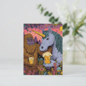 Sasquatch and a Unicorn Enjoying Beer Briefkaart (Staand voorkant)