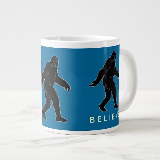 Sasquatch Believe Jumbo Mok (blauw) (Voorkant rechts)