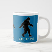 Sasquatch Believe Jumbo Mok (blauw) (Rechts)