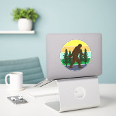 Sasquatch Believer |  Sunset Bigfoot Sticker (Laptop op bureau)