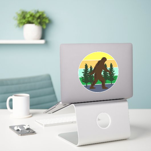 Sasquatch Believer | Sunset Bigfoot Sticker (Laptop op bureau)
