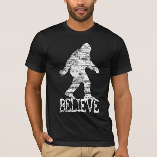 SASQUATCH/BIGFOOT "GELEVE" (noodlijdend) T-shirt (Voorkant)