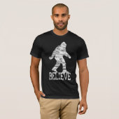 SASQUATCH/BIGFOOT "GELEVE" (noodlijdend) T-shirt (Voorkant volledig)