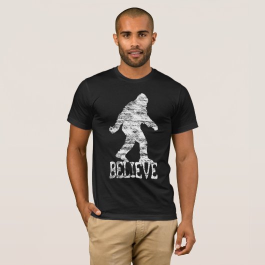 SASQUATCH/BIGFOOT "GELEVE" (noodlijdend) T-shirt (Voorkant volledig)