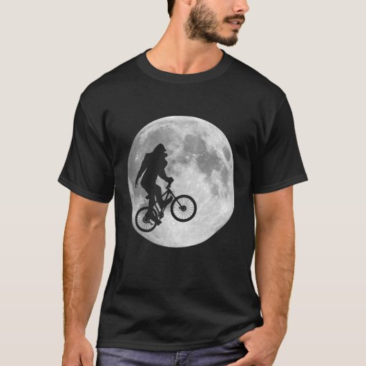 Sasquatch Bigfoot on Bike in Sky met Moon T-Shirt (Voorkant)