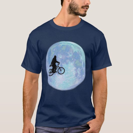 Sasquatch/Bigfoot on Bike in Sky met T-shirt voor  (Voorkant)