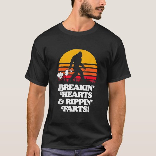 Sasquatch Breakin Hearts & Rippin Farts Bigfoot Su T-shirt (Voorkant)