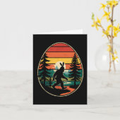 Sasquatch Bunny Egg Retro Pasen Wandelavontuur Kaart (Gele Bloem)