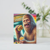 Sasquatch Cheeseburger en Fries Retro Arcade Briefkaart (Staand voorkant)
