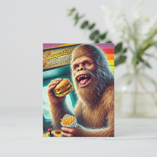 Sasquatch Cheeseburger en Fries Retro Arcade Briefkaart (Staand voorkant)