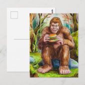 Sasquatch en de Cheesburger in een Mossy Forest Briefkaart (Voorkant / Achterkant)