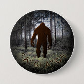 SASQUATCH IN BOSSEN RONDE BUTTON 7,6 CM (Voorkant)