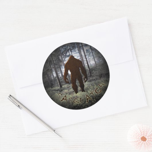 SASQUATCH IN BOSSEN RONDE STICKER (Envelop)