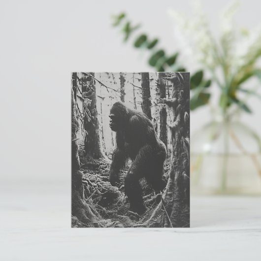 Sasquatch in het bos zwart-wit briefkaart (Staand voorkant)