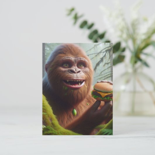 Sasquatch in mossy bos met Cheeseburger Briefkaart (Staand voorkant)