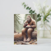 Sasquatch in mossy bos met een cheesecake briefkaart (Staand voorkant)