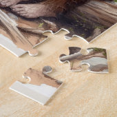 Sasquatch in mossy bos met een cheesecake legpuzzel (Zijkant)