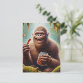 Sasquatch in mossy bos met gevonden pot van jerky briefkaart (Staand voorkant)