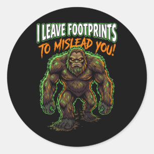 Sasquatch laat voetafdrukken achter Funny Cryptid  Ronde Sticker