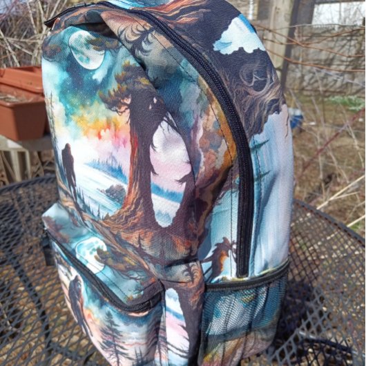 Sasquatch op een boskam boven de oceaan bedrukte rugzak