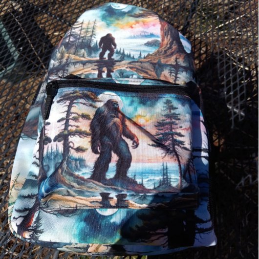 Sasquatch op een boskam boven de oceaan bedrukte rugzak