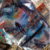 Sasquatch op een boskam boven de oceaan bedrukte rugzak