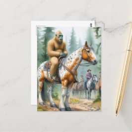 Sasquatch rijdt op een paard op een trailride briefkaart