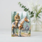 Sasquatch rijdt op een paard op een trailride briefkaart (Staand voorkant)