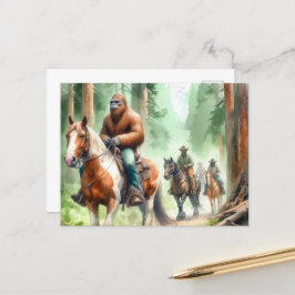 Sasquatch rijdt op een verfpaard op een trailride briefkaart