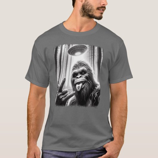 Sasquatch Sie Big Foot Rock On UFO Alien Fun frien T-shirt (Voorkant)