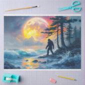 Sasquatch staand op een oceaanstrand tissuepapier (Craft)
