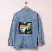 Sasquatch Staand op Ridge met uitzicht op de oceaa Denim Jacket (Hangar)
