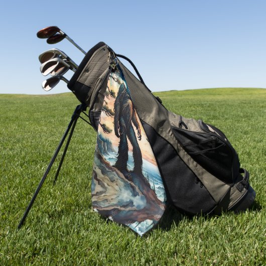 Sasquatch Staand op Ridge met uitzicht op de oceaa Golfhanddoek (Groen)