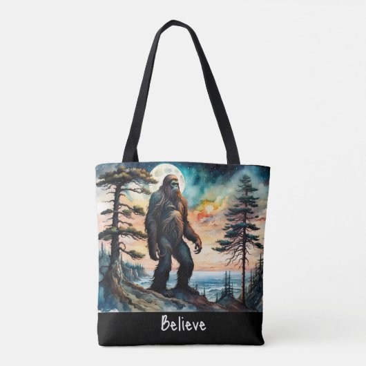 Sasquatch Staand op Ridge met uitzicht op de oceaa Tote Bag (Achterkant)