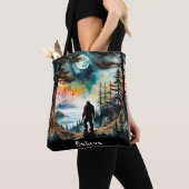 Sasquatch Staand op Ridge met uitzicht op de oceaa Tote Bag (Dichtbij)