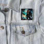 Sasquatch Staand op Ridge met uitzicht op de oceaa Vierkante Button 5,1 Cm (In situ)