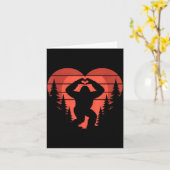 Sasquatch Valentine's Day - Bigfoot Heart Sungles Kaart (Gele Bloem)