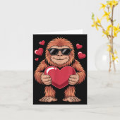 Sasquatch Valentine's Day - Bigfoot Heart Sungles Kaart (Gele Bloem)