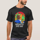 Sasquatchy Tiki Hut Surf Shop T-shirt (Voorkant)