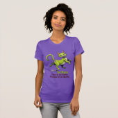Sassy Cat T-shirt – Incitata: Dartelend in bed (Voorkant volledig)