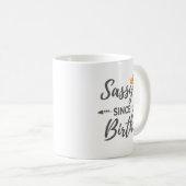 Sassy Girl Gift Sassy sinds geboorte Gift Koffiemok (Voorkant rechts)