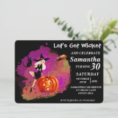 Sassy Halloween Witch met kat Birthday uitnodiging (Staand voorkant)