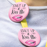Sassy Lips Shut Up En Kus Me Ronde Button 5,7 Cm<br><div class="desc">Voeg een speelse touch toe aan je stijl met deze sassy "Shut Up and Kiss Me" pin-knop met een brutale cartoon-illustratie van de lippen van een vrouw met een levendige magenta lippenstift, speels bijtend op haar lippen. Dit sassy accessoire is perfect voor het uitdrukken van je gedurfde en flirterige kant....</div>