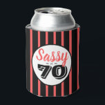 Sassy op 70 Verjaardagsfeestje Koelbox Blikjeskoeler<br><div class="desc">Sassy op 70! Vier deze monumentale gelegenheid met deze Sassy op 70 koelbox in zwarte en roze tekst in een witte cirkel met eenvoudige roze en zwarte gestreepte achtergrond.</div>