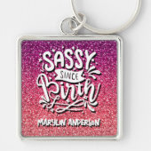 SASSY SINCE BIRTH CUSTOM GLITTER TYPOGRAPHY SLEUTELHANGER (Voorkant)