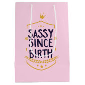 Sassy sinds geboorte Humoureuze naam Funny Attitud Medium Cadeauzakje (Achterkant)