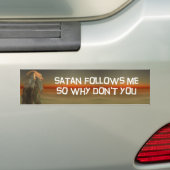 satan volgt me bumpersticker (Op auto)