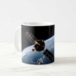 Satelliet in een baan om de aarde vanuit de ruimte koffiemok