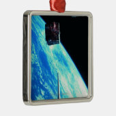 Satelliet Orbiting Earth 3 Metalen Ornament (Rechts)